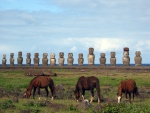 Аху Тонгарики и дикие лошади, остров Пасхи, Чили.jpg